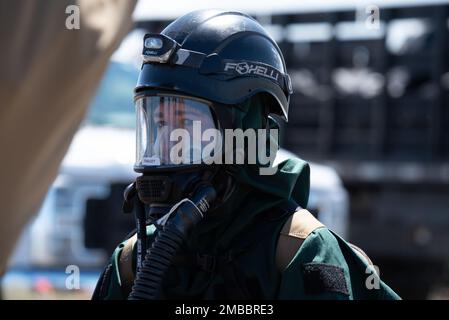 Senior Airman Susanne Traudt, Suchmaschinentechnikerin bei der 142. Medical Group-Detachment 1, zieht bei einer Katastrophenabwehr- und Übungsübung im Camp Umatilla in Hermiston, Ore. am 14. Juni 2022 aus der Maske eines Gefahrgutkoffers heraus. Stockfoto