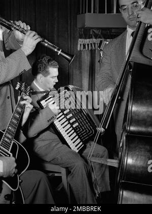 Porträt von Joe Mooney, Gaeton (Gate) Frega und Andy Fitzgerald, Eddie Condon's, New York, N.Y., Ca. Juni 1947. Stockfoto