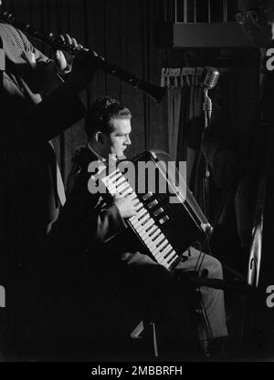 Porträt von Joe Mooney und Andy Fitzgerald, Eddie Condon's, New York, New York, New York, Ca. Juni 1947. Stockfoto