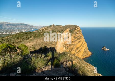 Steile Klippen im Naturpark Sierra Helada mit der kleinen Insel Illa Mitjana Stockfoto