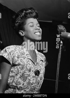 Porträt von Sarah Vaughan, Caf&#xda; Society (Downtown), New York, N.Y. Ca. September 1946. Stockfoto