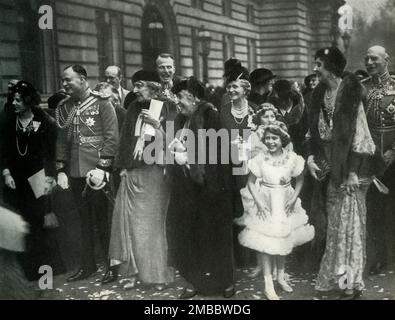 Königliche Hochzeit, London, 6. November 1935 (1947). Die zukünftige Königin Elizabeth II. Als Brautjungfer auf der Hochzeit des Herzogs von Gloucester und Lady Alice, die in der Private Chapel im Buckingham Palace stattfand. Von "Prinzessin Elizabeth: The Illustrated Story of 21 years in the Life of the Thron Presumptive" von Dermot Morrah. [Odhams Press Limited, London, 1947] Stockfoto