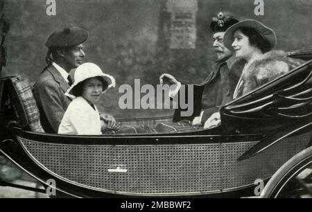 "Verlassen der Crathie Church mit ihrem Großvater - August 1935", 1947. Die zukünftige Königin Elizabeth II. In Schottland mit ihrem Vater und ihrer Mutter, dem Herzog und der Herzogin von York, und König George V. aus "Prinzessin Elizabeth: Die illustrierte Geschichte von 21 Jahren im Leben des Erben Presumptive" von Dermot Morrah. [Odhams Press Limited, London, 1947] Stockfoto