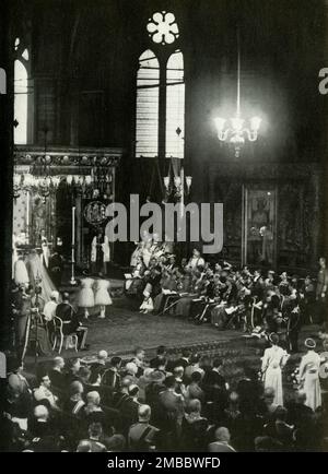 "Brautjungfer bei Duke of Kents Hochzeit - 29. November 1934", 1947. Die zukünftige Königin Elizabeth II. Auf der Hochzeit ihres Onkels Prince George und Prinzessin Marina, Westminster Abbey, London. Dies war die erste königliche Hochzeitszeremonie, die per Funk übertragen wurde. Lautsprecher erlaubten es den Menschenmassen draußen, den Service zu hören. Von "Prinzessin Elizabeth: The Illustrated Story of 21 years in the Life of the Thron Presumptive" von Dermot Morrah. [Odhams Press Limited, London, 1947] Stockfoto