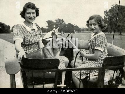 'Fahrt mit ihrer Schwester im Windsor Great Park - 1941', 1947. Prinzessin Elizabeth (zukünftige Königin Elizabeth II.) und ihre jüngere Schwester Prinzessin Margaret Rose in passenden Kleidern mit Haustier-Corgi. Von "Prinzessin Elizabeth: The Illustrated Story of 21 years in the Life of the Thron Presumptive" von Dermot Morrah. [Odhams Press Limited, London, 1947] Stockfoto