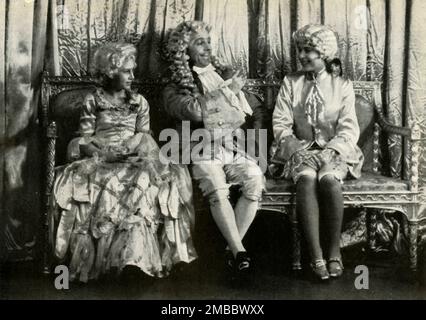 "Weihnachtspantomime - 1941", 1947. „Aschenputtel“ im Schloss Windsor mit der zukünftigen Königin Elizabeth II. (Rechts), Prinz Florizel als Schulleiter und ihre jüngere Schwester Prinzessin Margaret Rose (links) in der Titelrolle. Von "Prinzessin Elizabeth: The Illustrated Story of 21 years in the Life of the Thron Presumptive" von Dermot Morrah. [Odhams Press Limited, London, 1947] Stockfoto