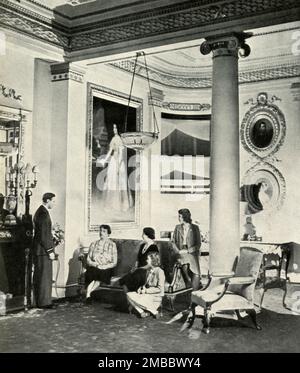 "Mrs. Roosevelt at the Palace", 1942. Oktober (1947). King George VI. Und Queen Elizabeth mit den Töchtern Prinzessin Elizabeth (zukünftige Königin Elizabeth II.) und Prinzessin Margaret Rose, mit US First Lady Eleanor Roosevelt im Bow Room im Buckingham Palace. Von "Prinzessin Elizabeth: The Illustrated Story of 21 years in the Life of the Thron Presumptive" von Dermot Morrah. [Odhams Press Limited, London, 1947] Stockfoto