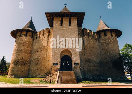 Der Eingang zur Festung Soroca aus der Republik Moldau an einem sonnigen Tag. Vorderansicht. Stockfoto