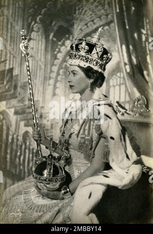 Königin Elizabeth II. Mit Krone, Kugel und Zepter, 2. Juni 1953 (1962). Porträt der Krönung: Die Königin trägt die kaiserliche Staatskrone, die 1937 für die Krönung ihres Vaters George VI. Hergestellt wurde, und hält das Zepter des Sovereign mit Kreuz und den Drehkörper des Sovereign, beide aus dem Jahr 1661. Krone, Kugel und Zepter sind Teil der Royal Collection am Tower of London. Von "The Crown Jewels in the Tower of London", von Martin Holmes, F. [Her Majesty's Stationery, London, 1962] Stockfoto