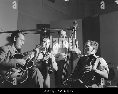 Porträt von Joe Mooney, Andy Fitzgerald, Gaeton (Gate) Frega und Jack Hotop, Decca Studio, New York, New York, Ca. Dez. 1946. Stockfoto