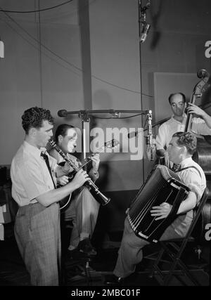 Porträt von Joe Mooney, Andy Fitzgerald, Gaeton (Gate) Frega und Jack Hotop, Decca Studio, New York, New York, Ca. Dez. 1946. Stockfoto