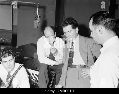 Porträt von Joe Mooney, Andy Fitzgerald, Gaeton (Gate) Frega und Morty Palitz, Decca Studio, New York, New York, Ca. Dez. 1946. Stockfoto