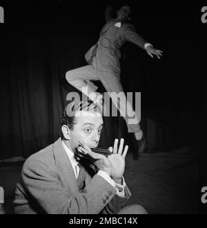 Porträt von Larry Adler und Paul Draper, City Center, New York, N.Y., Ca. Januar 1947. Stockfoto