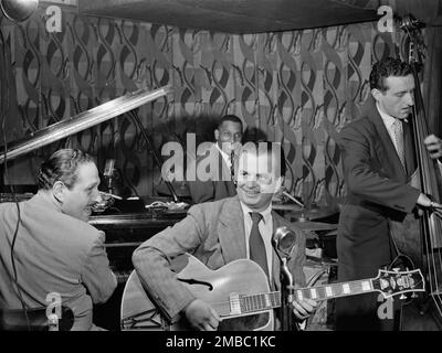 Portrait von Mike Bryan, Sanford Gold, Cozy Cole und Jack Lesberg, Famous Door, New York, New York, Ca. Okt. 1947. Stockfoto