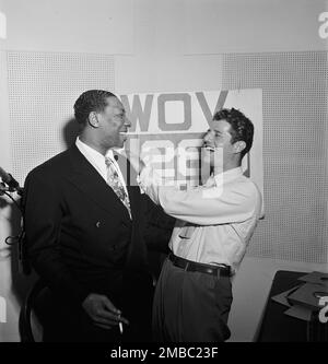 Porträt von Sid Catlett und Freddie Robbins, WOV-Büro, New York, New York, New York, Ca. Juni 1947. Stockfoto