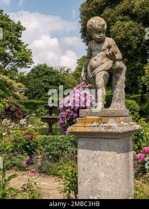 Ziersteinkirschstatue im Rosengarten im Belvoir Castle, Leicestershire, England, Großbritannien Stockfoto