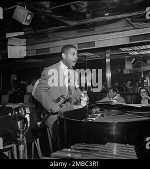 Porträt von Dizzy Gillespie, Downbeat, New York, New York, New York, 1946. Stockfoto