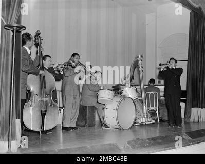 Porträt von Tommy Potter, Max Kaminsky, Benny Morton, Zutty Singleton, Adele Girard, Teddy Wilson und Joe Marsala, National Press Club, Washington D.C. Ca. 1939. Stockfoto