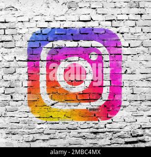 Chisinau, Moldau, 23. April 2017;Neues Instagram-Logo Kamerasymbol, neues farbenfrohes Logo auf altem Backsteinhintergrund Stockfoto