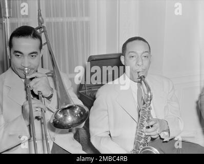 Porträt von Johnny Hodges und Lawrence Brown, türkische Botschaft, Washington, D.C., 1930. Stockfoto