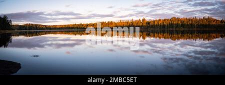 Ein Panoramablick auf die Crockett Cove auf der Deer Isle in Maine bei Sonnenuntergang. Stockfoto