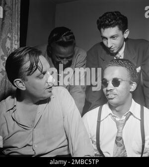 Porträt von Howard McGhee, Brick Fleagle und Miles Davis, New York, New York, New York, Ca. September 1947. Stockfoto