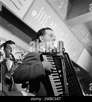 Porträt von Joe Mooney und Andy Fitzgerald, Dixon's Steak House(?), New York, New York, New York, New York, Ca. Okt. 1946. Stockfoto