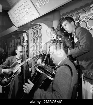 Porträt von Joe Mooney, Gaeton (Gate) Frega und Andy Fitzgerald, Dixon's Steak House (?), New York, N.Y., Ca. Okt. 1946. Stockfoto