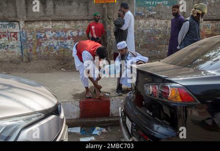 Dhaka, Bangladesch. 20. Januar 2023. Tausende von Gläubigen besuchten die größte Gemeinde. Am Freitag nahmen auch 6.200 ausländische Pilger aus 65 Ländern Teil. Dieses Gebet begann um 1:35 Uhr am ersten Tag der zweiten Phase von Bishwa Ijtema. (Foto: Rayhan Ahmed/Pacific Press) Kredit: Pacific Press Media Production Corp./Alamy Live News Stockfoto