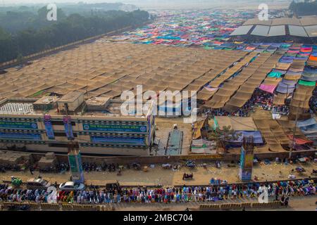 Dhaka, Bangladesch. 20. Januar 2023. Tausende von Gläubigen besuchten die größte Gemeinde. Am Freitag nahmen auch 6.200 ausländische Pilger aus 65 Ländern Teil. Dieses Gebet begann um 1:35 Uhr am ersten Tag der zweiten Phase von Bishwa Ijtema. (Foto: Rayhan Ahmed/Pacific Press) Kredit: Pacific Press Media Production Corp./Alamy Live News Stockfoto