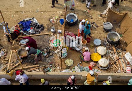 Dhaka, Bangladesch. 20. Januar 2023. Während der 2. Größten islamischen Gemeinde in Bangladesch kochten sie Essen für alle Gläubigen in ihrem Zelt. Tausende von Gläubigen nahmen an der größten Versammlung Teil. Am Freitag nahmen auch 6.200 ausländische Pilger aus 65 Ländern Teil.Dieses Gebet begann um 1:35 Uhr am ersten Tag der zweiten Phase von Bishwa Ijtema. (Foto: Rayhan Ahmed/Pacific Press) Kredit: Pacific Press Media Production Corp./Alamy Live News Stockfoto