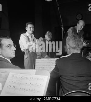 Porträt von Frank Sinatra und Axel Stordahl, Liederkrantz Hall, New York, N.Y., Ca. 1947. Stockfoto