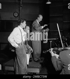 Porträt von Frank Sinatra und Axel Stordahl, Liederkrantz Hall, New York, N.Y., Ca. 1947. Stockfoto