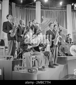 Porträt von Sandy Siegelstien, Willie Wechsler, Micky Folus, Joe Shulman, Billy Exiner, Mario Rullo, Danny Polo, Lee Konitz und Bill Bushing, Columbia Pictures Studio, The Making of Beautiful Doll, New York, New York, Ca. September 1947. Stockfoto