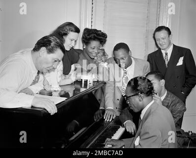 Porträt von Jack Teagarden, Dixie Bailey, Mary Lou Williams, Tadd Dameron, Hank Jones, Dizzy Gillespie und Milt Orent, Mary Lou Williams Wohnung, New York, New York, New York, Ca. Aug. 1947. Stockfoto