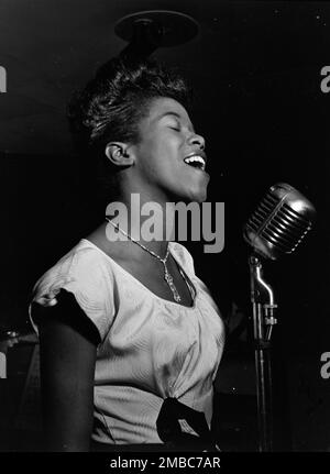 Porträt von Sarah Vaughan, Caf&#xda; Society (Downtown)(?), New York, N.Y. Ca. Aug. 1946. Stockfoto