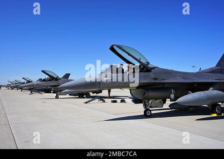 US Air Force F-16 Fighting Falcon's aus dem 138. Fighter Wing, Air National Guard Base, Tulsa, Oklahoma, Perform Agile Combat Employment (ACE) Training erwartet Abflug während Agile Rage 22, Alpena Combat Readiness Training Center, Michigan, 14. Juni 2022. Übungen wie Agile Rage 22 definieren die Operationen der Luftwaffe neu und verlagern den Fokus auf dezentrale Befehls- und Kontrollfunktionen für verteilte Operationen. ACE ist die Fähigkeit, Kampfkraft jederzeit und überall zu projizieren und dabei betrieblich unvorhersehbar zu bleiben, um den Entscheidungsprozess eines Gegners zu erschweren. Stockfoto