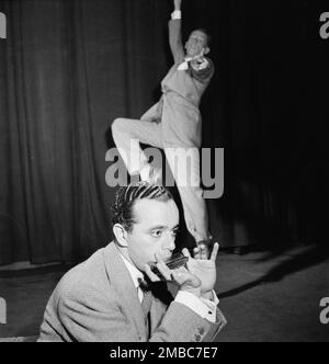 Porträt von Larry Adler und Paul Draper, City Center, New York, N.Y., Ca. Januar 1947. Stockfoto