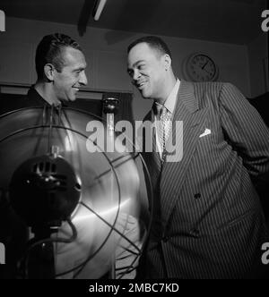 Porträt von Arnett Cobb und Symphony Sid, DIE 1946 in New York, New York, New York, New York, New York, USA, leben. Stockfoto