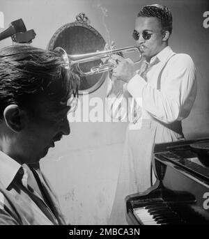 Porträt von Howard McGhee und Brick FLeague, New York, New York, New York, Kalifornien. September 1947. Stockfoto