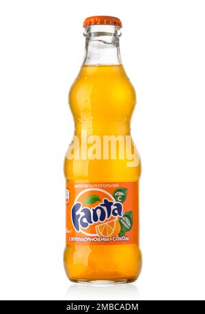 Chisinau, Moldau - 26. August 2016: Glasflasche Fanta Orange. Fanta ist eine globale Marke von kohlensäurehaltigen Erfrischungsgetränken mit Fruchtgeschmack, die vom CoC hergestellt werden Stockfoto