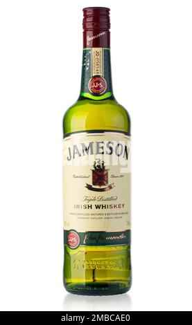 Chisinau, Moldawien - 26. August 2016: Jameson Whiskey isoliert auf weißem Hintergrund. Jameson ist ein gemischter irischer Whiskey, der von den Irish Distillers s hergestellt wird Stockfoto