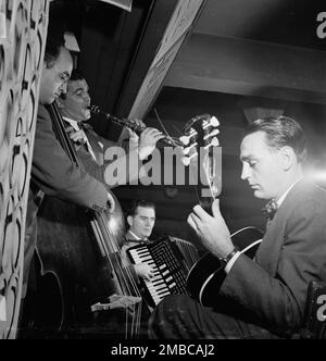 Porträt von Joe Mooney, Andy Fitzgerald, Gaeton (Gate) Frega und Jack Hotop, Dixon's Steak House(?), New York, New York, Ca. Okt. 1946. Stockfoto