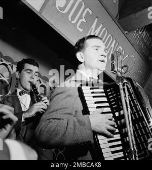 Porträt von Joe Mooney und Andy Fitzgerald, Dixon's Steak House(?), New York, New York, New York, New York, Ca. Okt. 1946. Stockfoto