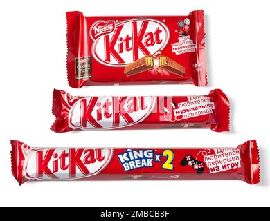 CHISINAU, MOLDAWIEN - 14. OKTOBER 2015: Kit Kat-Serie für alle, die gerne Schokoriegel von Nestle zerbrechen. Isoliert auf weißem Hintergrund mit Stockfoto