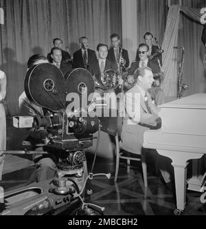 Porträt von Claude Thornhill, Sandy Siegelstien, Willie Wechsler, Micky Folus, Mario Rullo, Danny Polo, Lee Konitz, Bill Bushing und Joe Shulman, Columbia Pictures Studio, The Making of Beautiful Doll, New York, New York, Ca. September 1947. Stockfoto