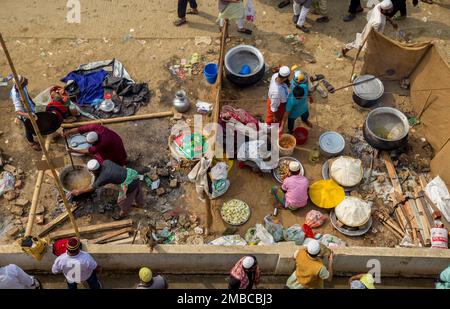 Dhaka, Tongi, Bangladesch. 20. Januar 2023. Während der 2. Größten islamischen Gemeinde in Bangladesch kochten sie Essen für alle Gläubigen in ihrem Zelt. Tausende von Gläubigen nahmen an der größten Versammlung Teil.Â bis Freitag nahmen auch 6.200 ausländische Pilger aus 65 Ländern Teil.Dieses Gebet begann um 1:35 Uhr am ersten Tag der zweiten Phase von Bishwa Ijtema. (Kreditbild: © Rayhan Ahmed/Pacific Press via ZUMA Press Wire) NUR REDAKTIONELLE VERWENDUNG! Nicht für den kommerziellen GEBRAUCH! Kredit: ZUMA Press, Inc./Alamy Live News Stockfoto