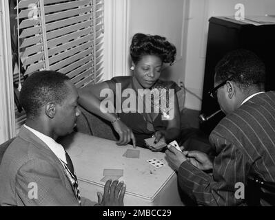 Porträt von Tadd Dameron, Mary Lou Williams und Dizzy Gillespie, Mary Lou Williams Wohnung, New York, New York, New York, Ca. Aug. 1947. Stockfoto