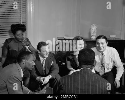 Porträt von Tadd Dameron, Mary Lou Williams, Milt Orent, Dixie Bailey, Jack Teagarden, Und Dizzy Gillespie, Mary Lou Williams Wohnung, New York, New York, New York, Ca. Aug. 1947. Stockfoto