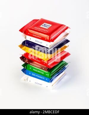 Chisinau, Moldawien 07. Mai 2019: Ritter Sport Schokoladenriegel isoliert auf weißem Hintergrund. Ritter Sport wurde 1912 in Stuttgart-Bad Cannstatt gegründet. Stockfoto